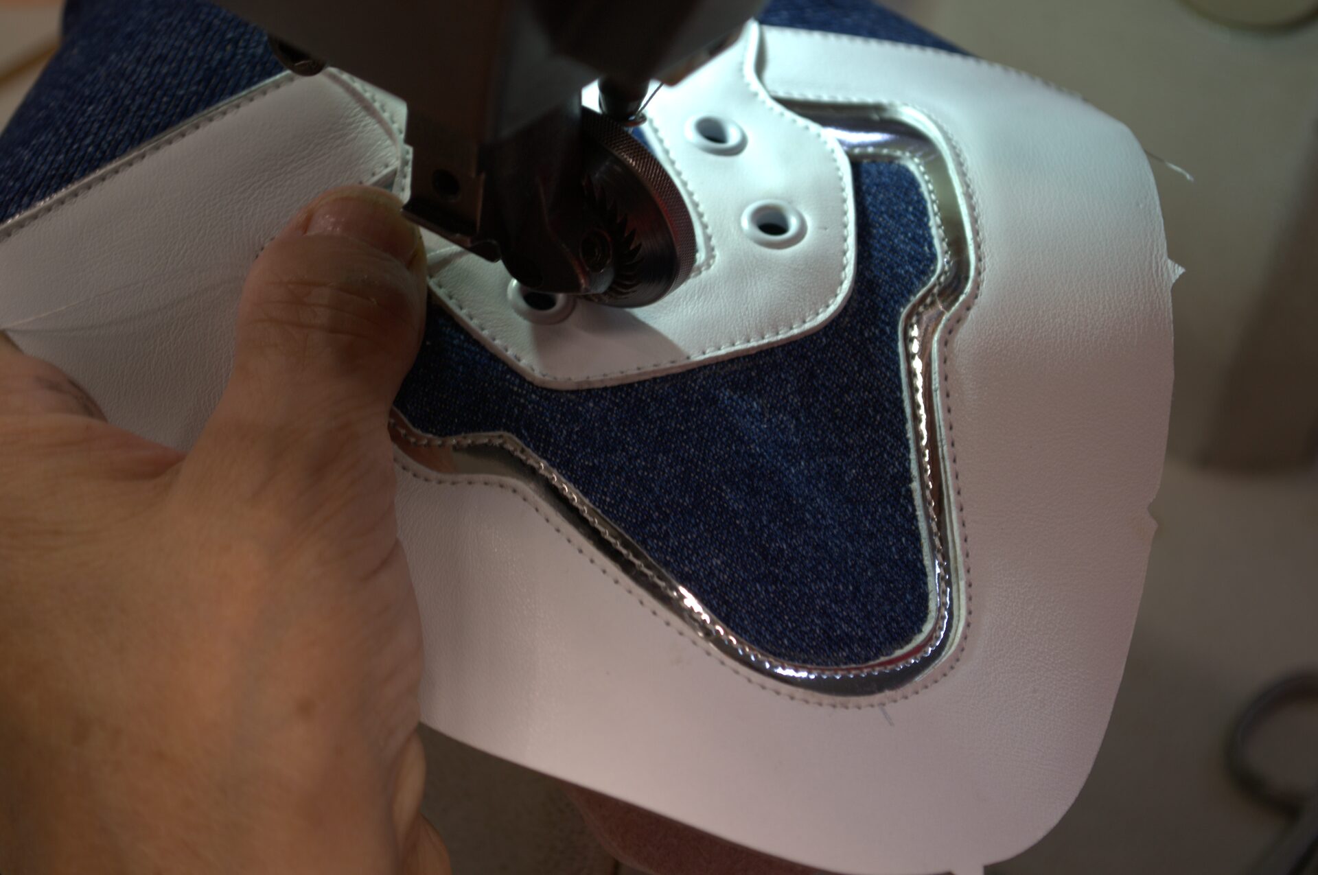 Momento in cui i nostri artigiani cuciono le Nostre Sneakers PS